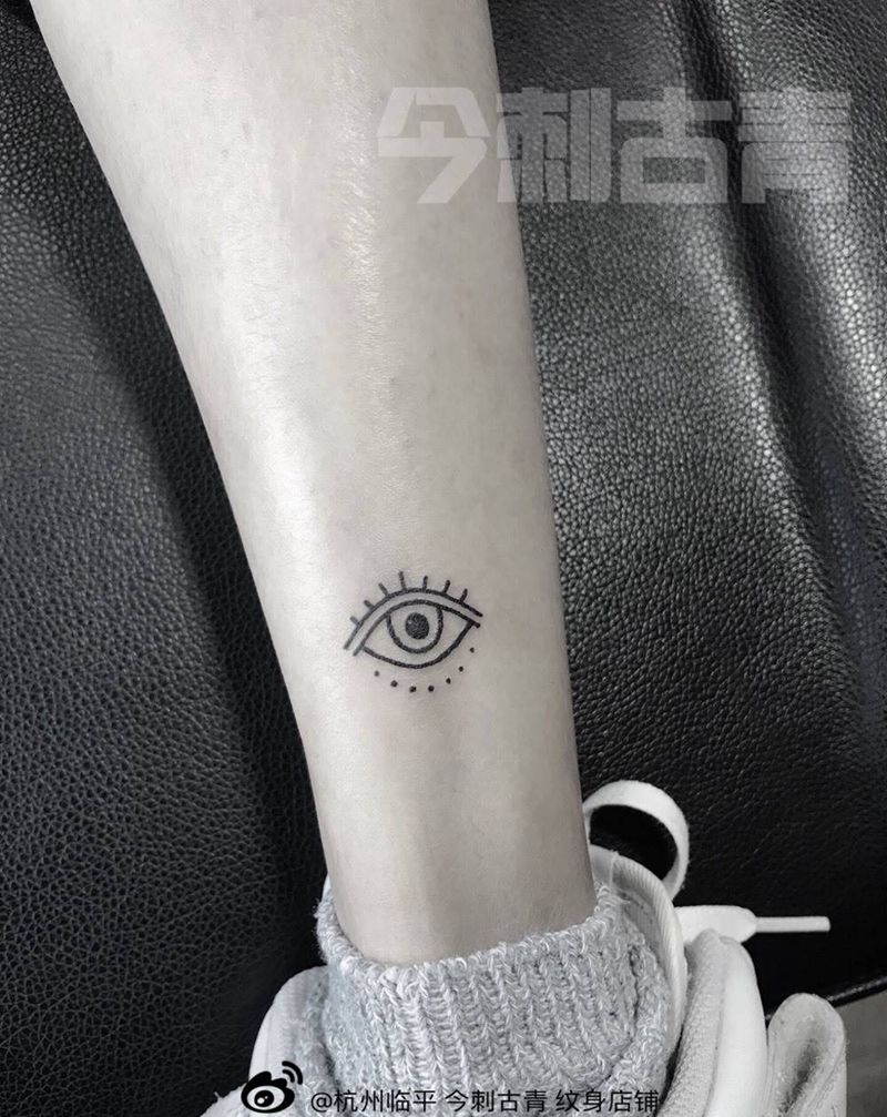 眼睛纹身图片_清新纹身图案