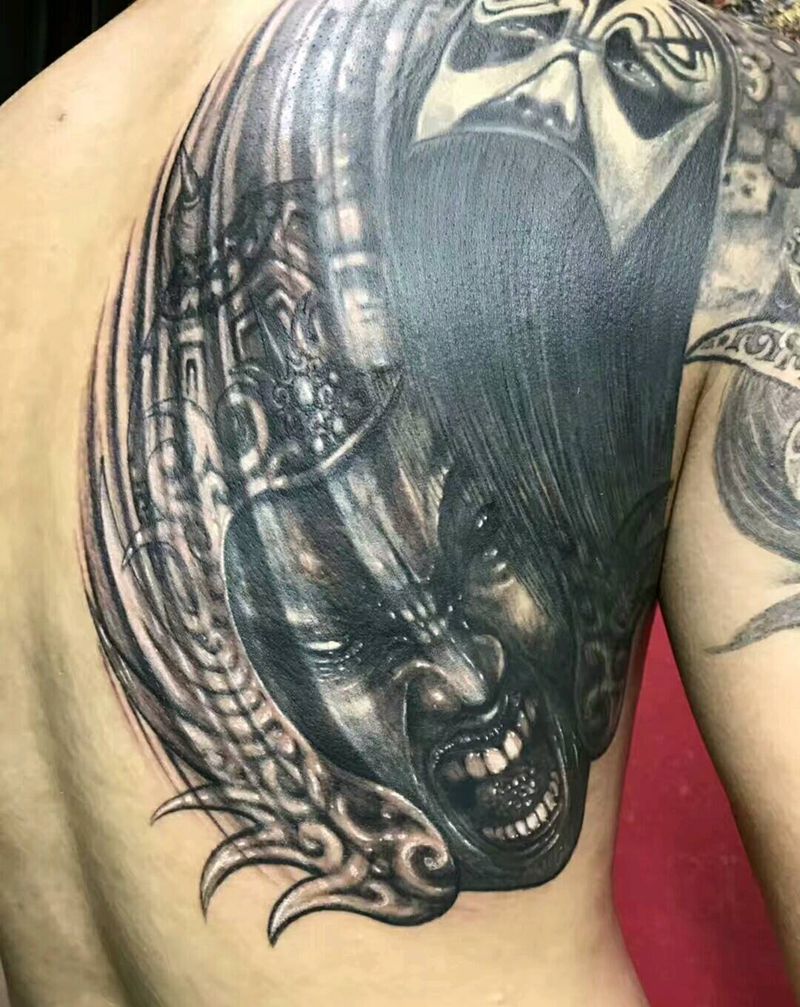 戏剧人生纹身图片_肩部手臂纹身图案