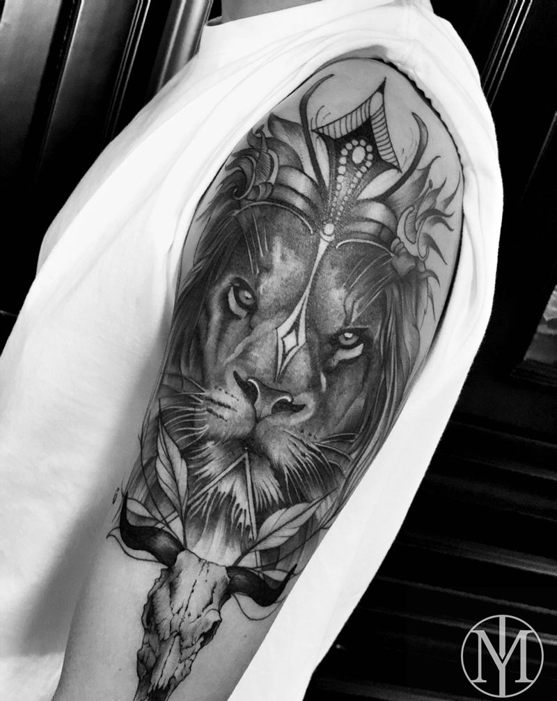 狮子纹身图片_手臂肩部欧美写实点刺狮子羊头纹身图案