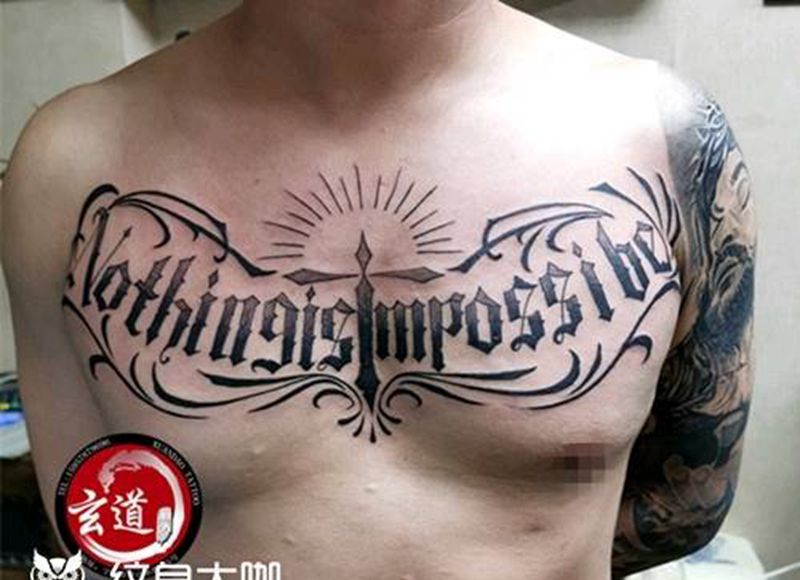 花体字纹身图片_胸部花体字纹身图案