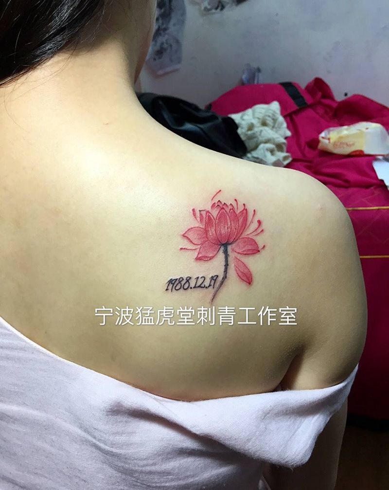 荷花纹身图片_成品肩部胸部背部传统植物纹身图案