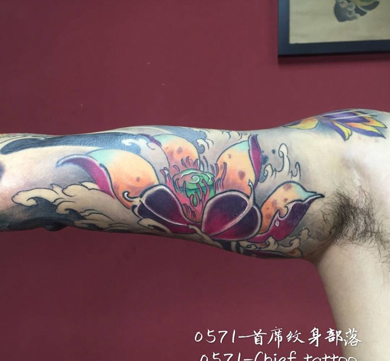 大臂内侧荷花。纹身图片