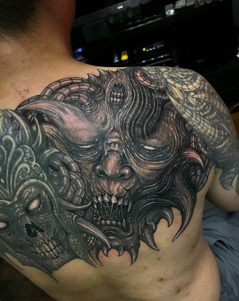 恶魔纹身图片_背部遮盖惊骇纹身图案