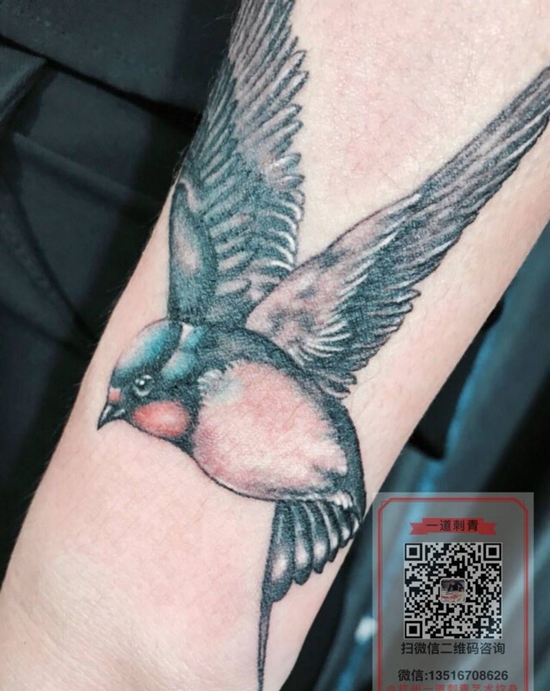 小燕子纹身图片_动物写实手臂纹身图案