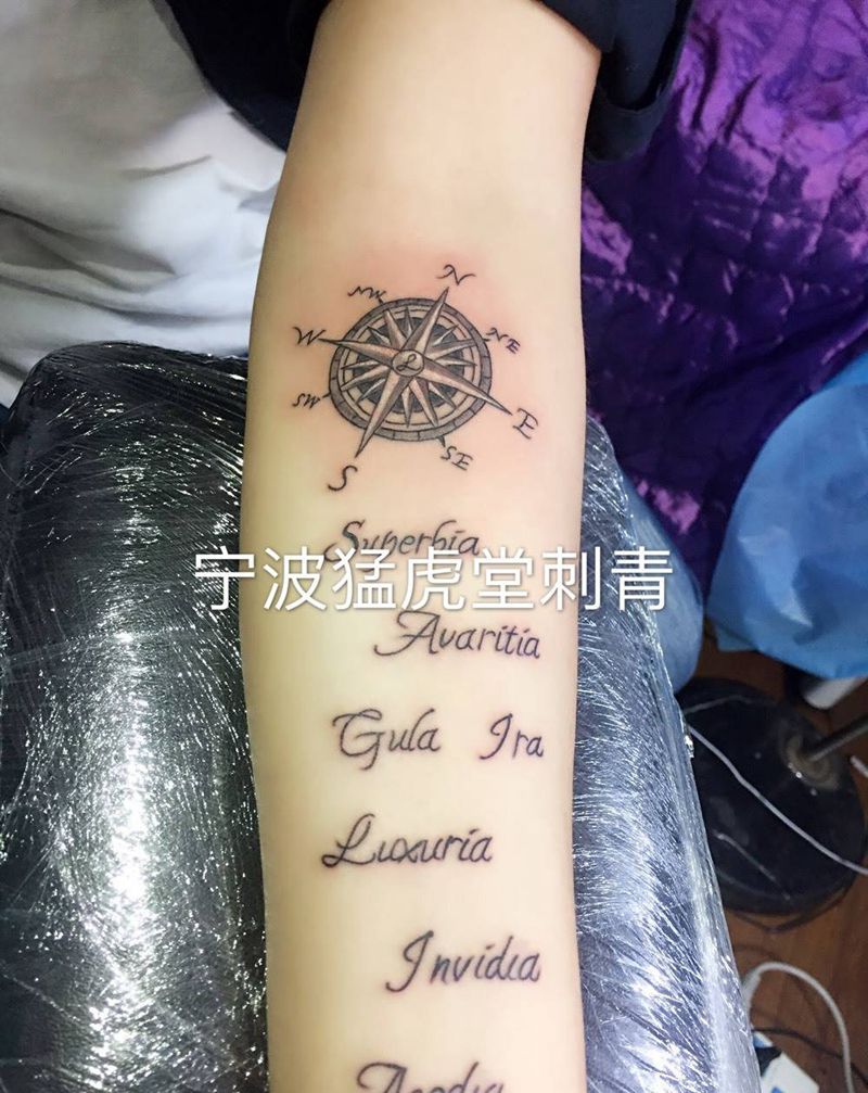 指南针纹身图片_手部腿部背部胸部肩部成品传统写实字符图腾纹身图案
