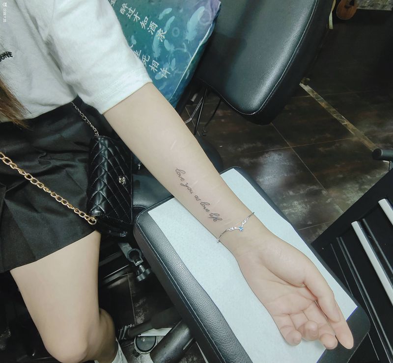 情侣纹身图片_手臂英文字母纹身图案