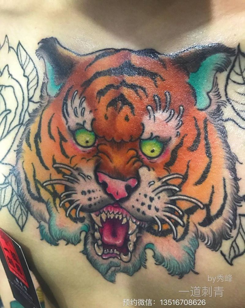 欧美虎头胸花纹身图片_欧美胸部动物纹身图案