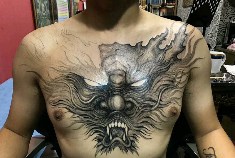 龙纹身图片_胸部老传统纹身图案