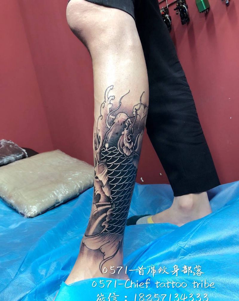 鲤鱼遮盖骷髅纹身图片