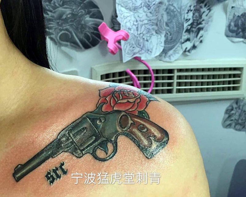 枪纹身图片_欧美写实脚部手臂颈部肩部胸部图腾字符成品纹身图案