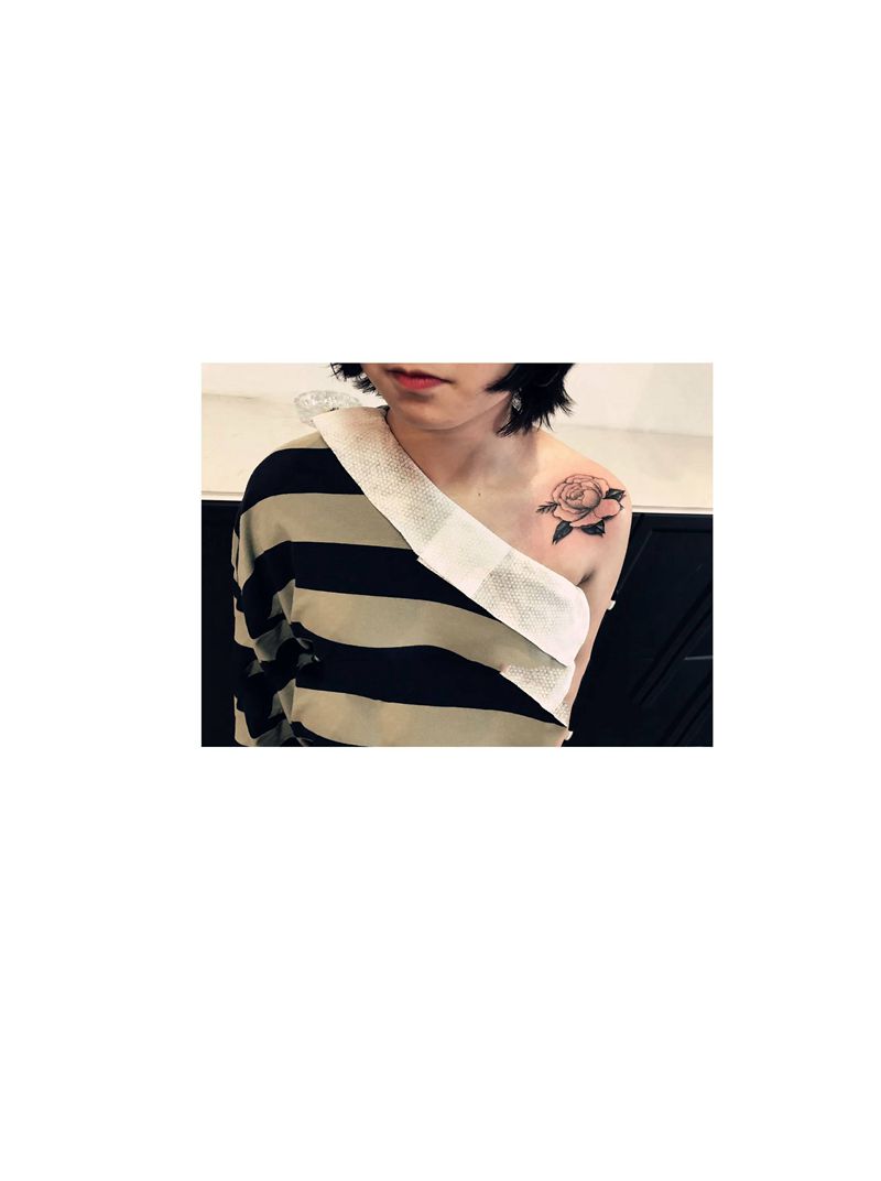 花纹身图片_胸部纹身图案