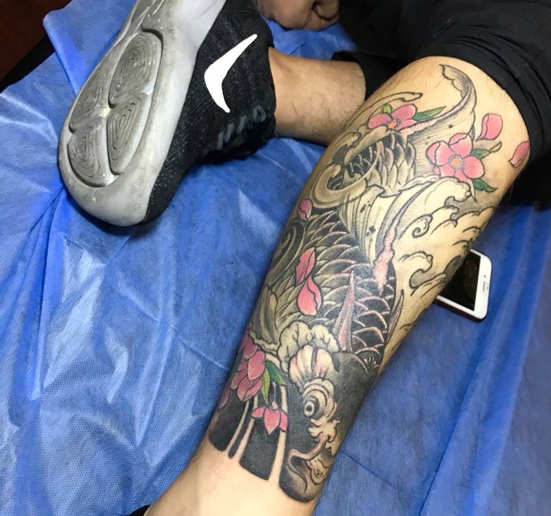 小腿鲤鱼纹身图片