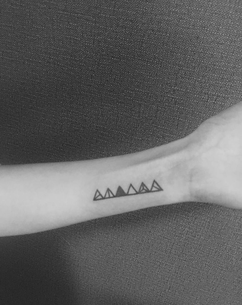 点刺小图腾纹身图片_手臂点刺纹身图案