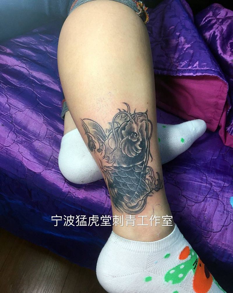鲤鱼纹身图片_传统动物腿部背部胸部腹部手部脚部成品纹身图案