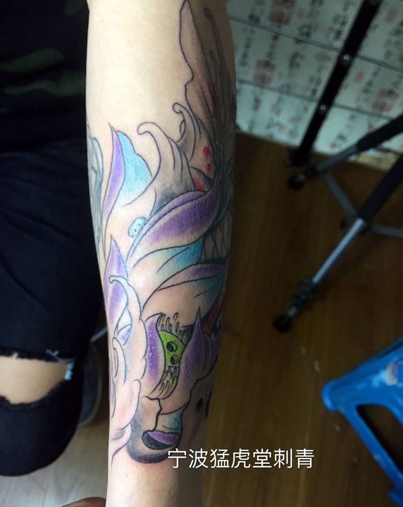 莲花鲤鱼纹身图片_传统手部手臂颈部胸部背部腿部成品纹身图案