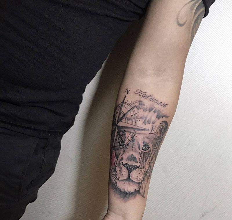 小臂狮子指南针纹身图片