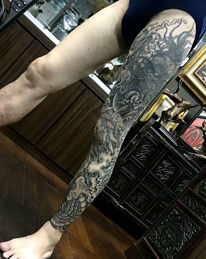 花腿龙纹身图片_腿部纹身图案