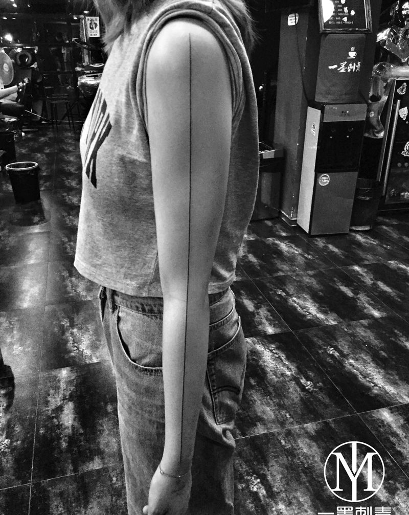 直线作品纹身图片_手臂肩部几何图腾直线纹身图案