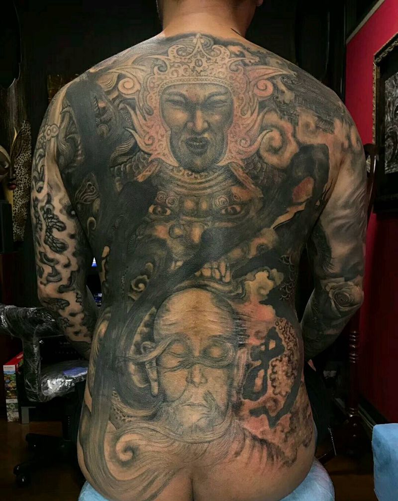 家庭纹身图片_背部老传统纹身图案