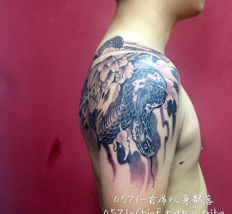 蛇盘牡丹。纹身图片