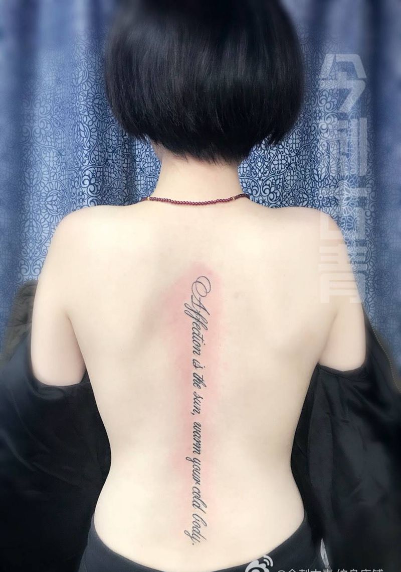 字母脊背纹身图片_欧美背部字符清新纹身图案