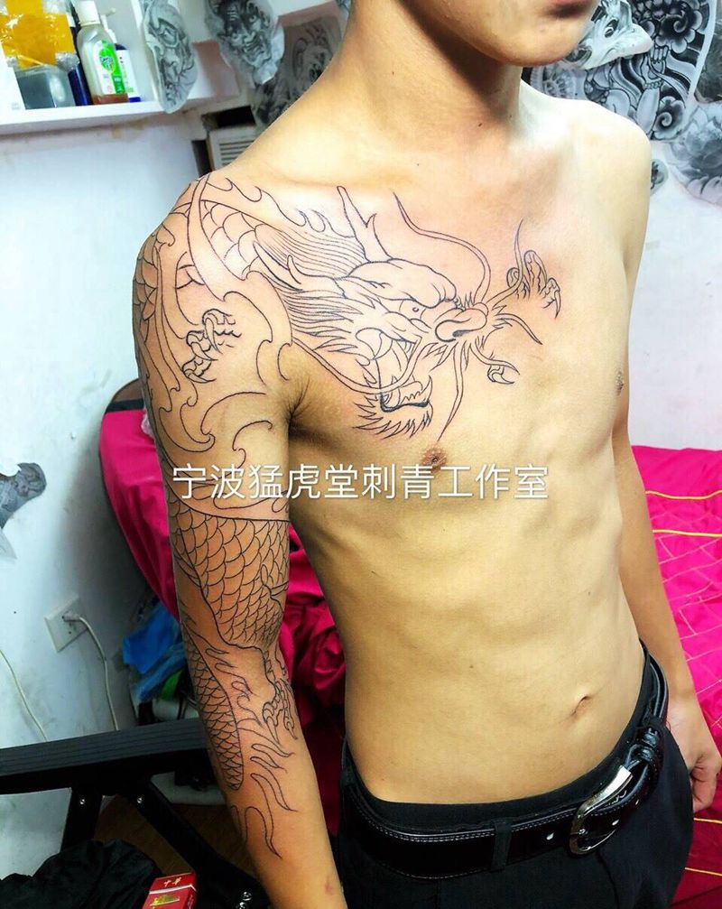 过江龙纹身图片_颈部肩部老传统纹身图案