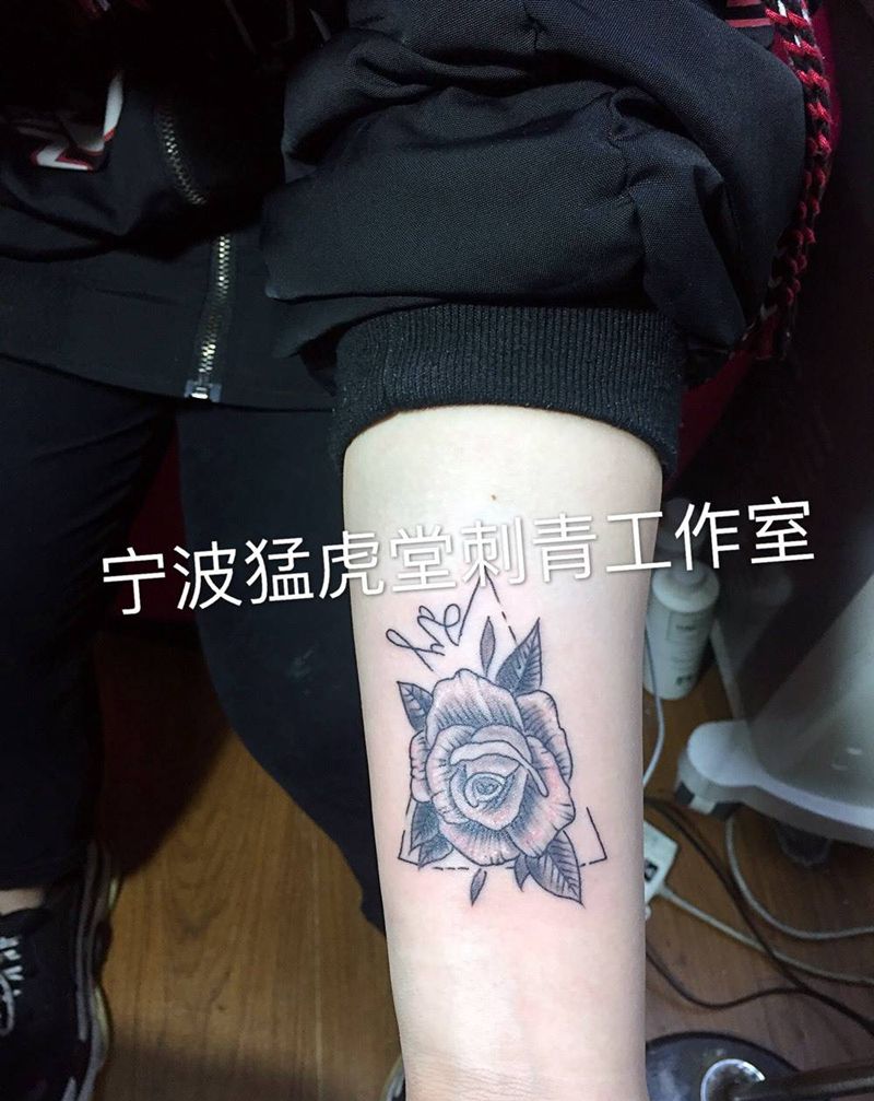 花纹身图片_成品肩部胸部臀部背部传统植物纹身图案