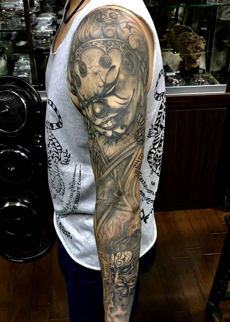 小丑与歌手纹身图片_手臂纹身图案