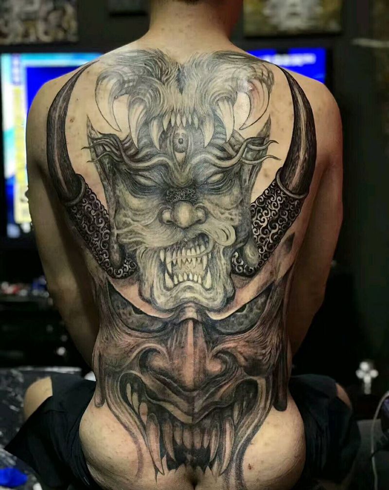 气魄纹身图片_背部纹身图案