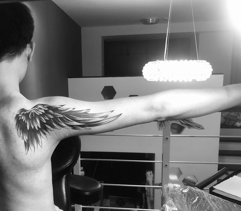 翅膀纹身图片_手臂点刺纹身图案