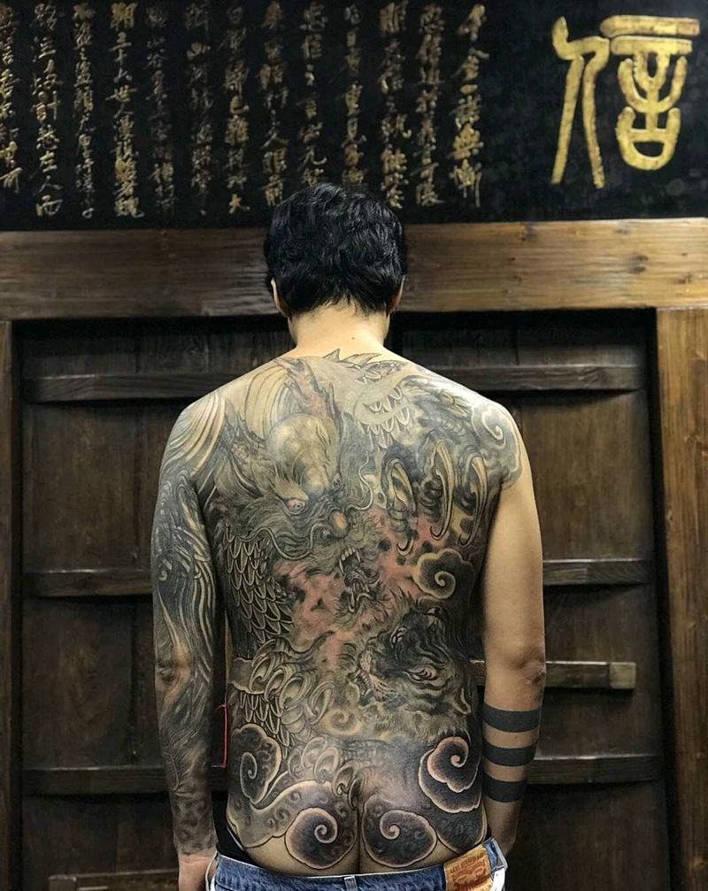 满背纹身图片