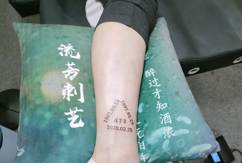 字母生日纹身图片_脚部字母纹身图案