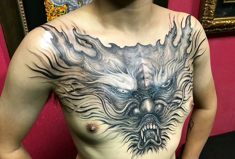 花胸龙纹身图片_胸部纹身图案