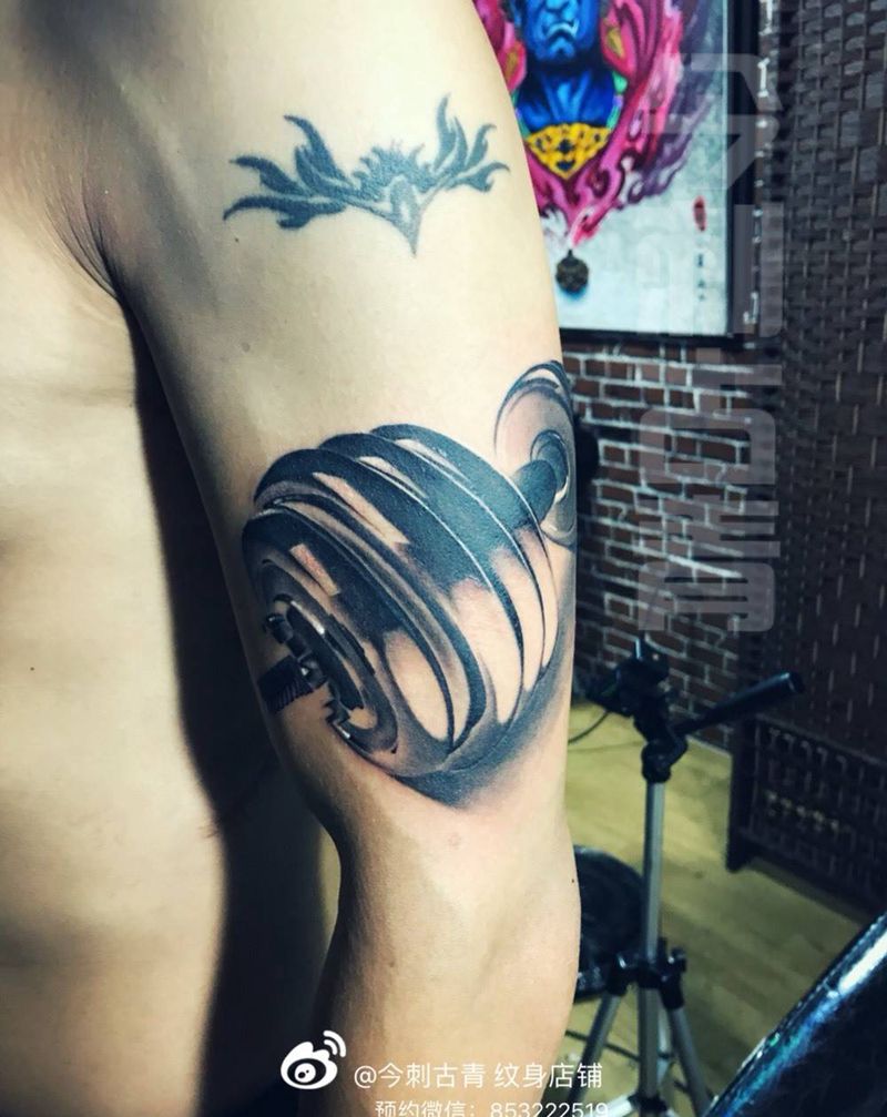 哑铃纹身图片_手臂写实静物纹身图案
