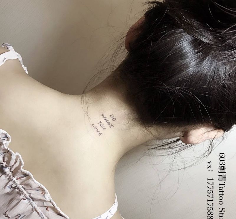 脖子小字母纹身图片