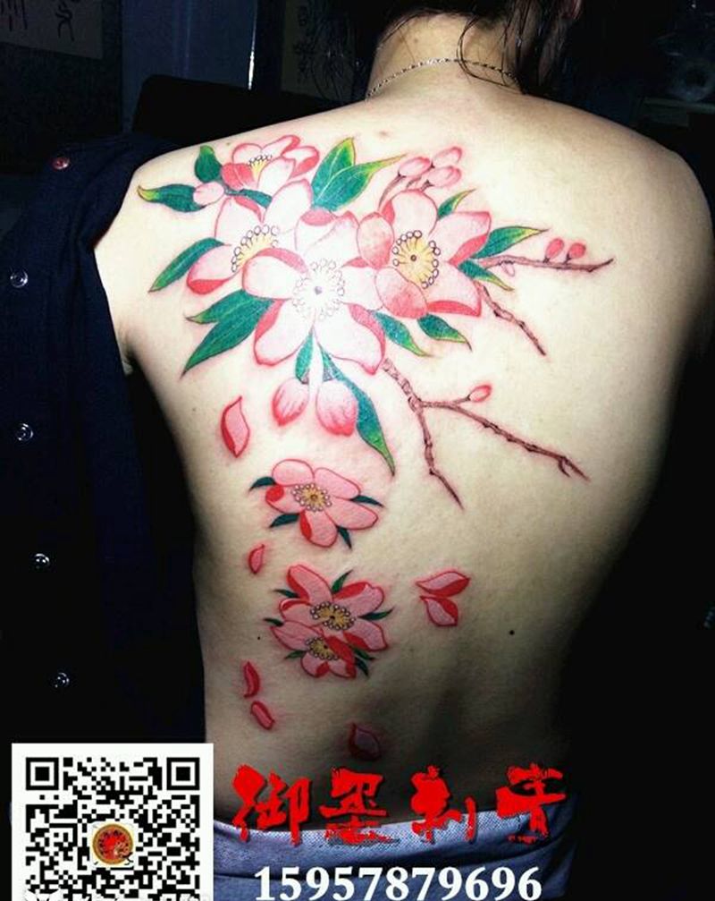 背部花纹身图片_背部传统植物纹身图案