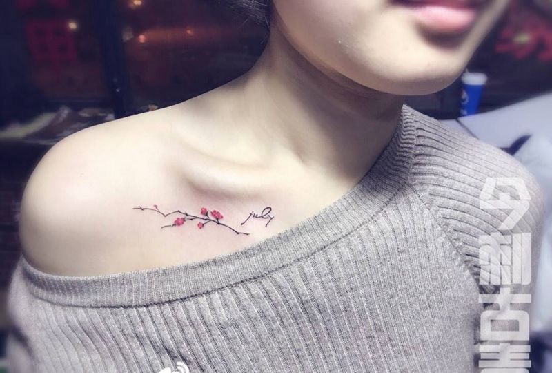小花儿纹身图片_清新字符肩部纹身图案