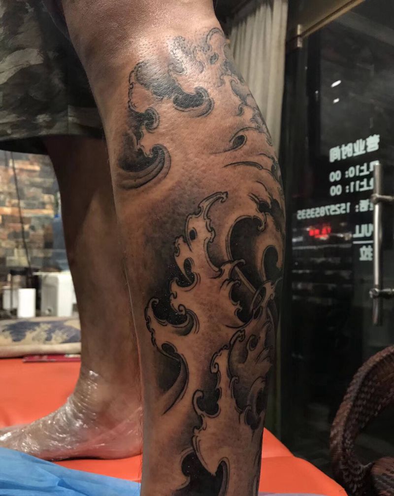 浪纹身图片_腿部老传统浪纹身图案