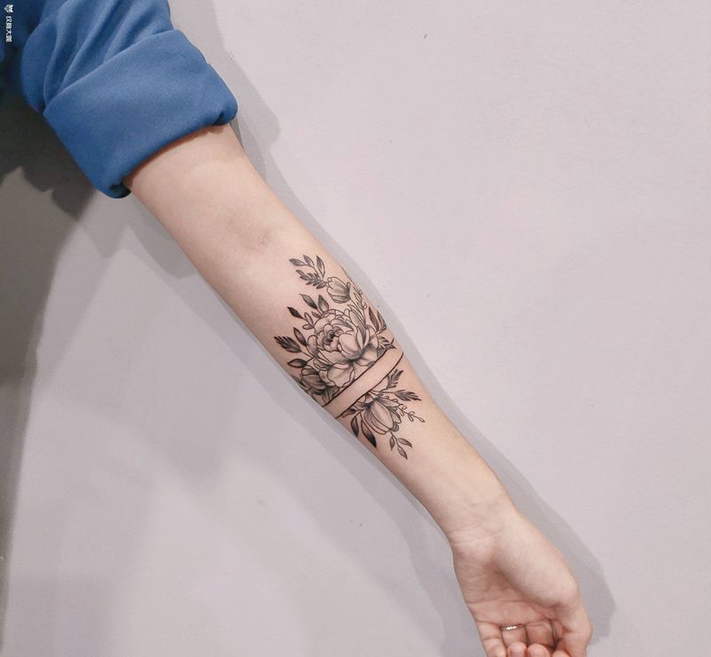 素花纹身图片_手部手臂新传统纹身图案