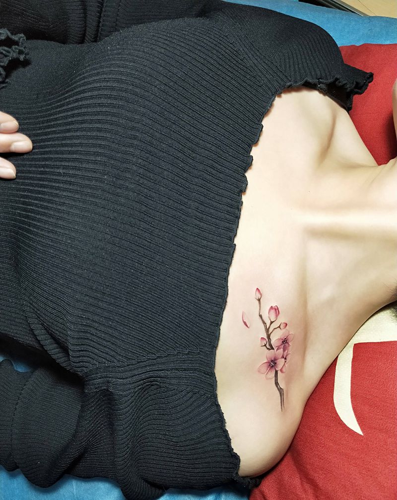 花纹身图片_胸部纹身图案