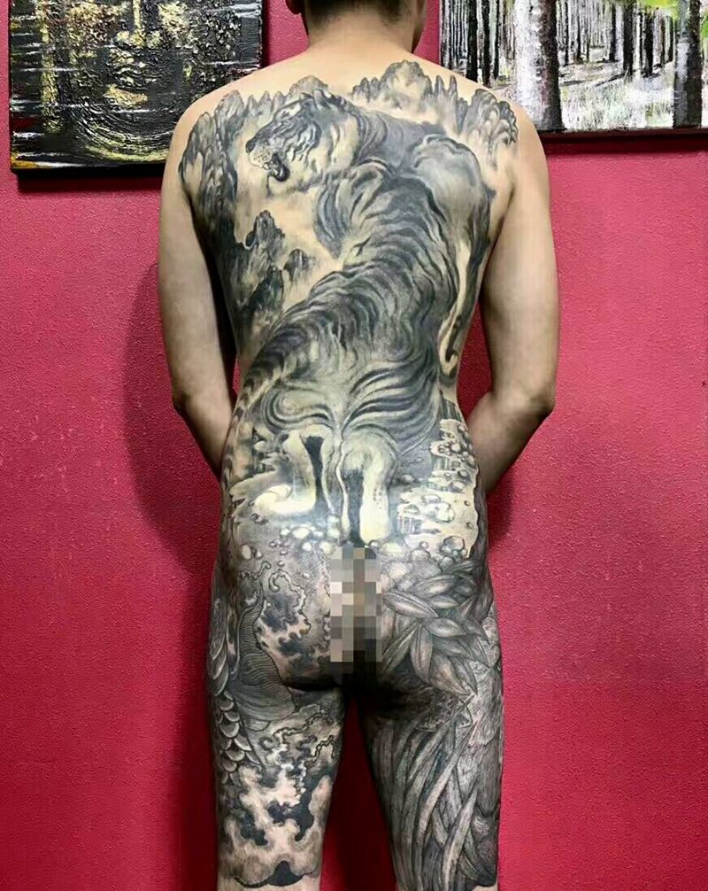 惊骇纹身图片_臀部背部纹身图案