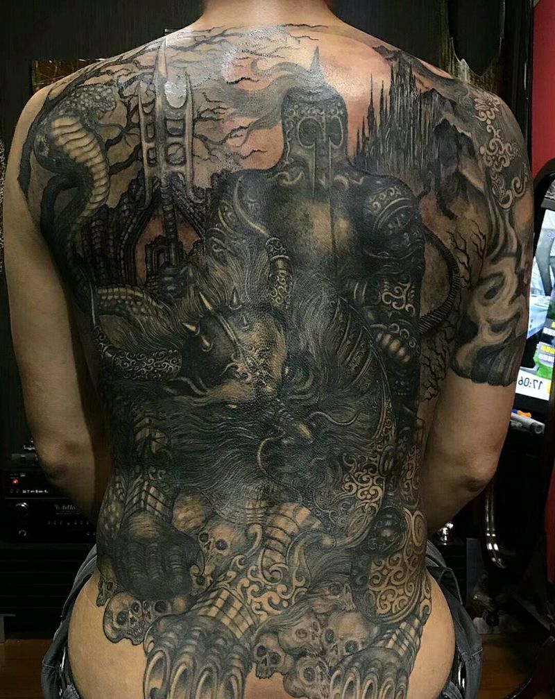 骑士纹身图片_背部老传统纹身图案