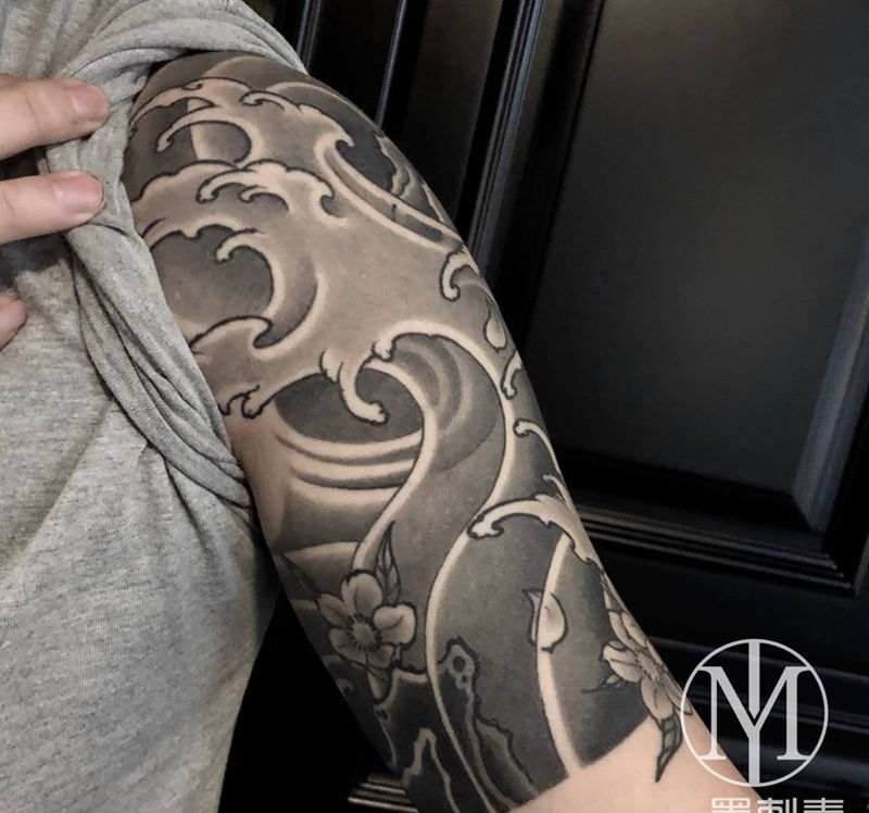 浪臂 恢复后纹身图片_肩部手臂新传统水浪纹身图案
