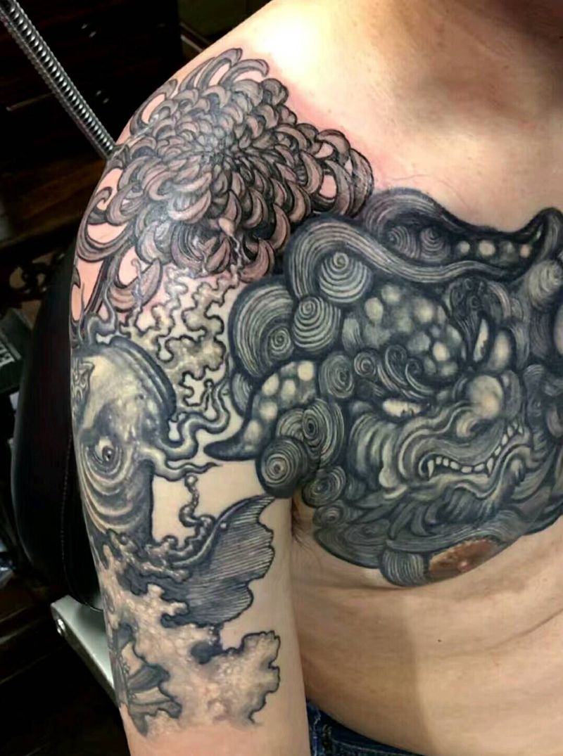 鲤鱼菊花纹身图片_肩部胸部纹身图案