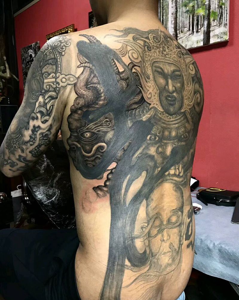 孝纹身图片_背部老传统纹身图案