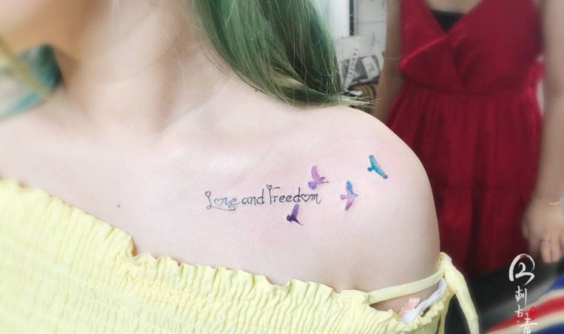 小图纹身图片_肩部腹部水彩小清新纹身图案