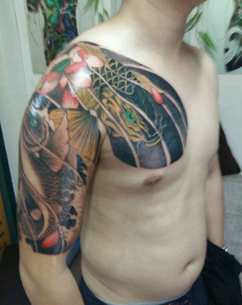 双鱼半甲纹身图片_胸部臀部手臂传统写实动物成品纹身图案