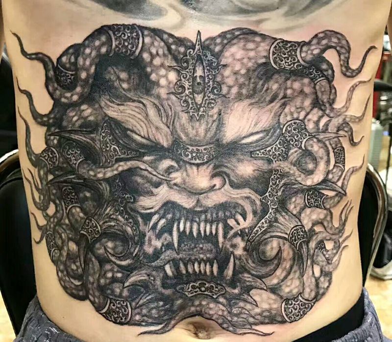 恶之蜕变纹身图片_腹部纹身图案