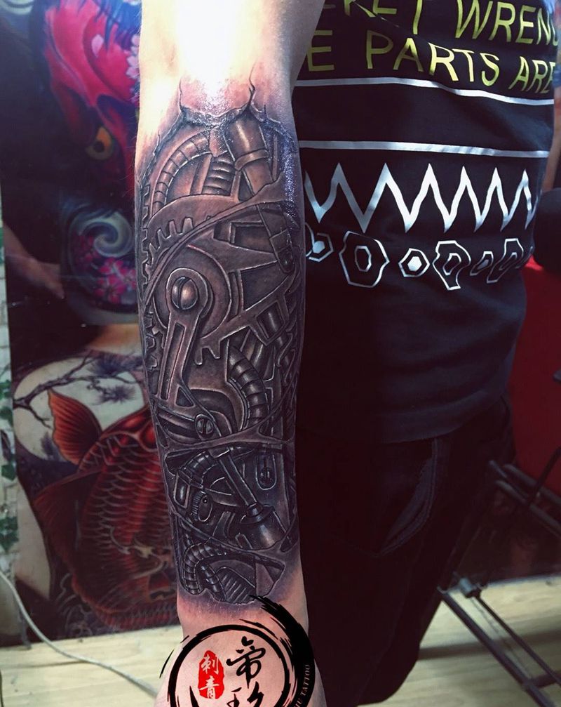 小臂机械遮盖老纹身纹身图片