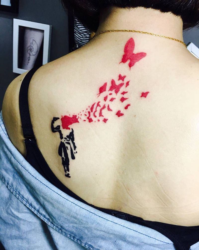 女孩羽化蝴蝶纹身图片